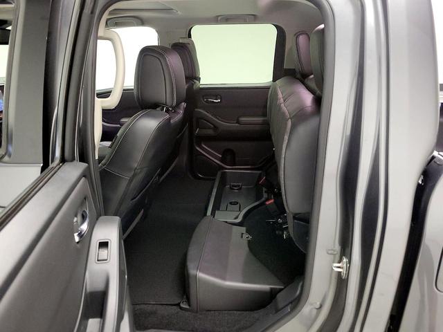 Photo of 2022 Gray Nissan Frontier