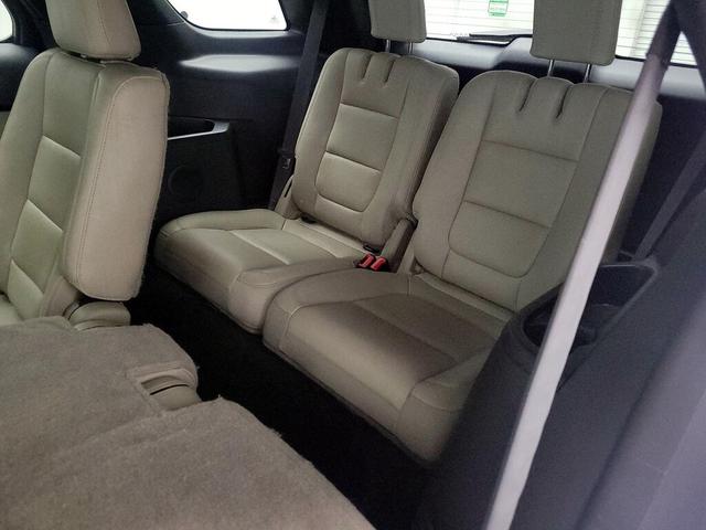 Photo of 2015 White Ford Explorer