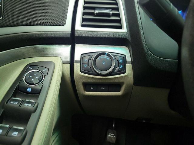 Photo of 2015 White Ford Explorer