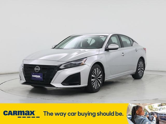 Photo of 2023 Silver Nissan Altima