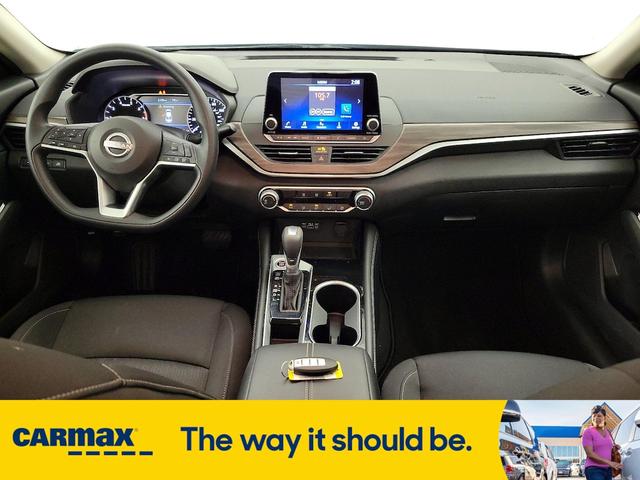 Photo of 2023 Silver Nissan Altima