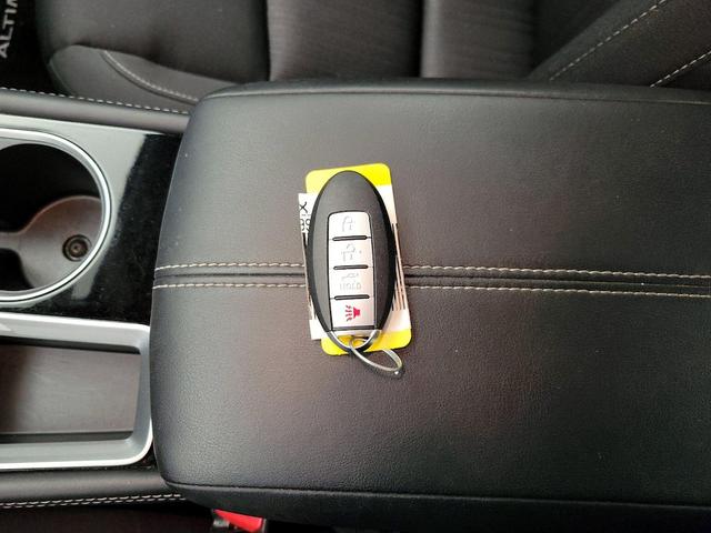 Photo of 2023 Silver Nissan Altima