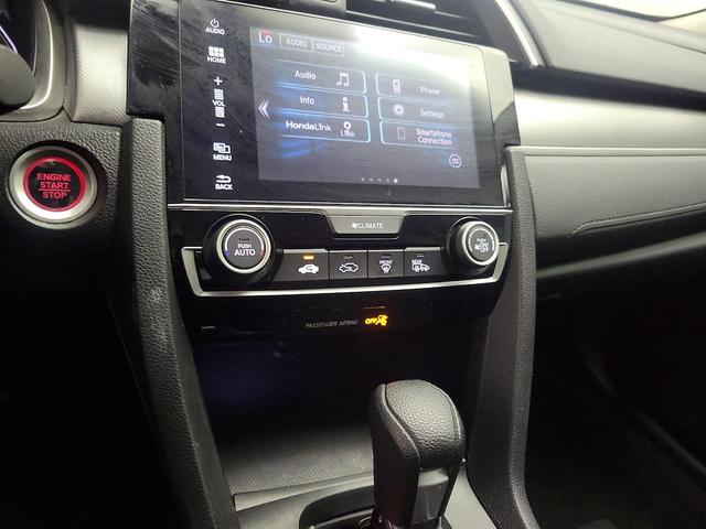 Photo of 2018 White Honda Civic