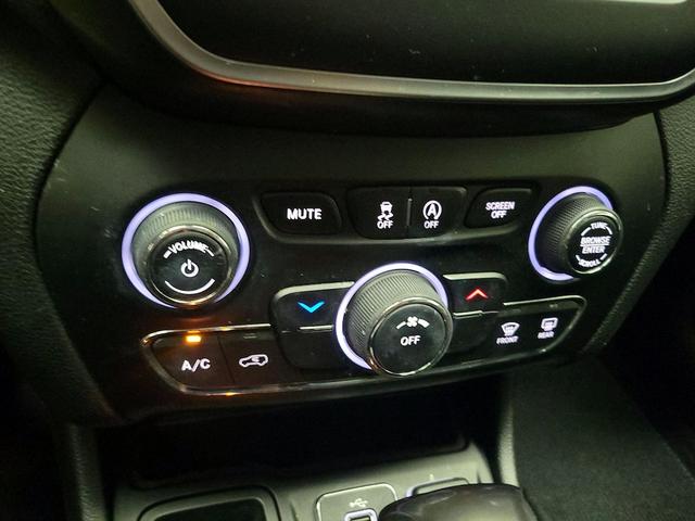 Photo of 2019 White Jeep Cherokee