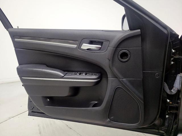 Photo of 2021 Black Chrysler 300