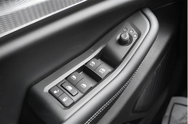Photo of 2025 Metallic Jeep Grand Cherokee L