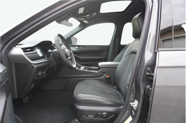 Photo of 2025 Metallic Jeep Grand Cherokee L