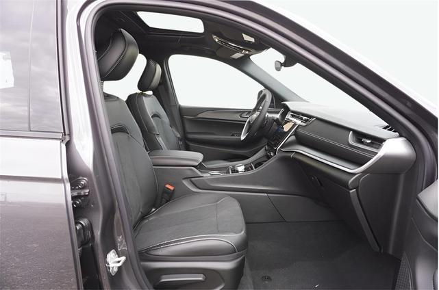 Photo of 2025 Metallic Jeep Grand Cherokee L