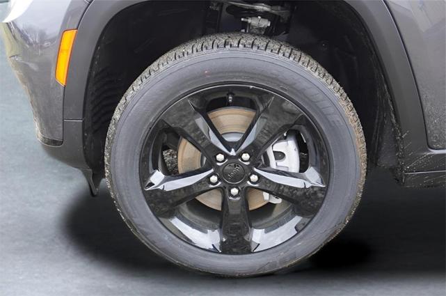 Photo of 2025 Metallic Jeep Grand Cherokee L