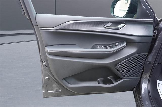 Photo of 2025 Metallic Jeep Grand Cherokee L