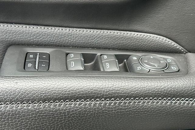 Photo of 2022 White Frost Tricoat GMC Yukon