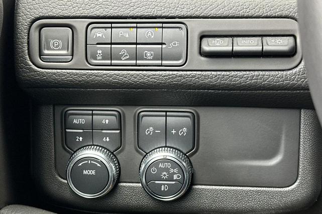 Photo of 2022 White Frost Tricoat GMC Yukon