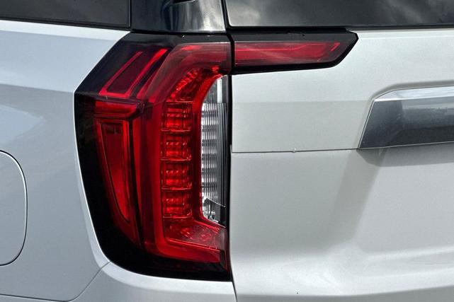 Photo of 2022 White Frost Tricoat GMC Yukon