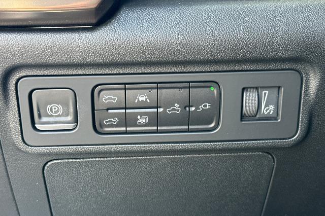 Photo of 2025 Interstellar White GMC HUMMER EV Pickup