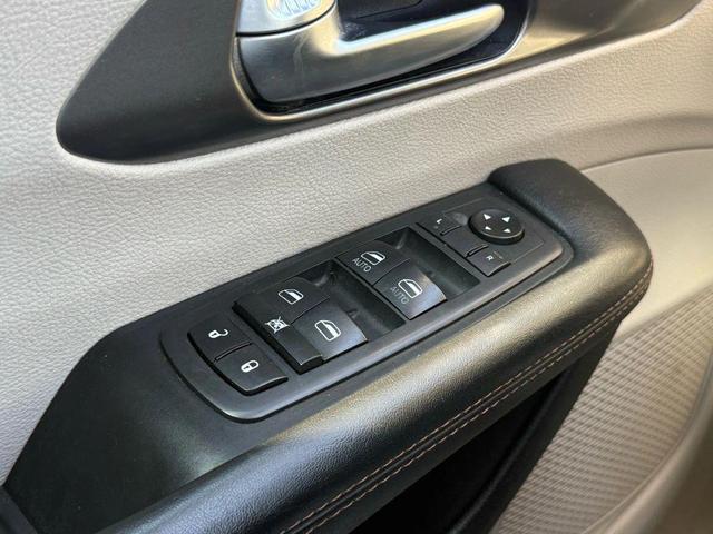 Photo of 2020 Velvet Red Pearlcoat Chrysler Pacifica