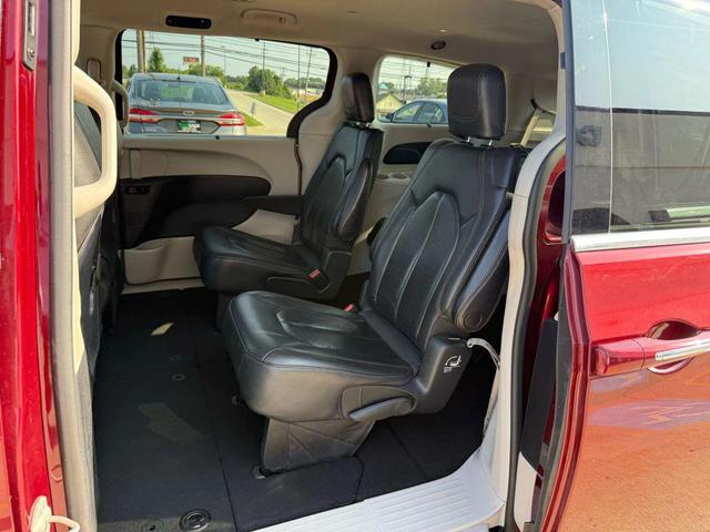 Photo of 2020 Velvet Red Pearlcoat Chrysler Pacifica