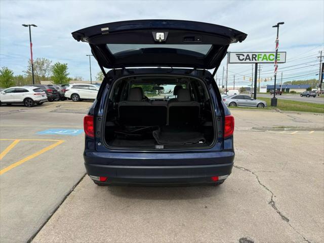 Photo of 2016 Blue Honda Pilot