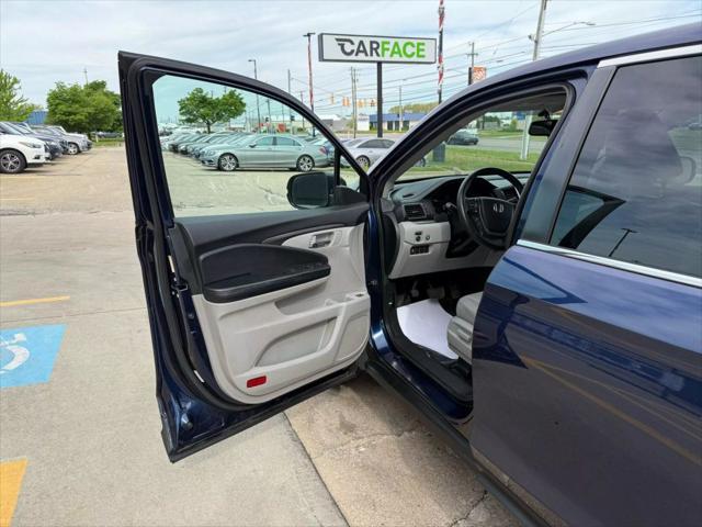 Photo of 2016 Blue Honda Pilot