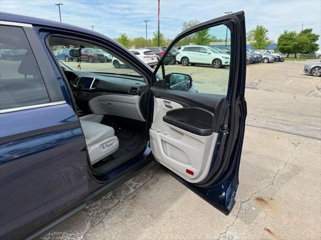 Photo of 2016 Blue Honda Pilot