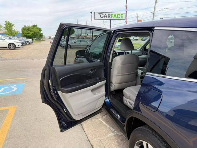 Photo of 2016 Blue Honda Pilot