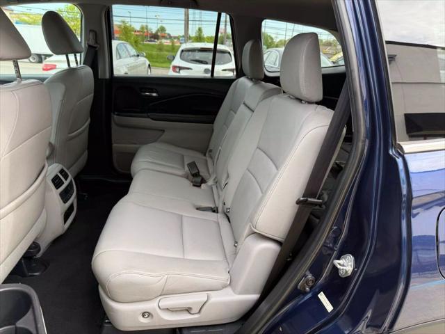Photo of 2016 Blue Honda Pilot