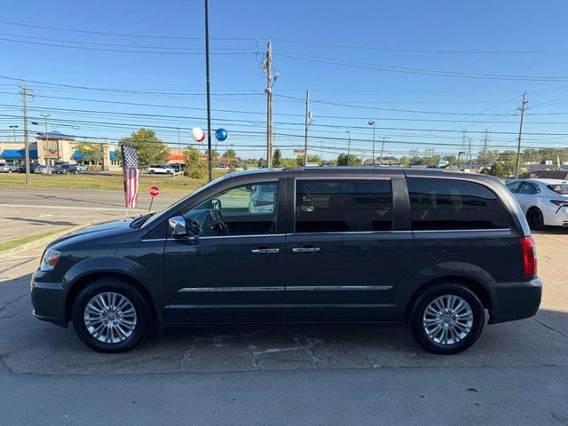 Photo of 2016 Granite Crystal Metallic Clearcoat Chrysler Town & Country