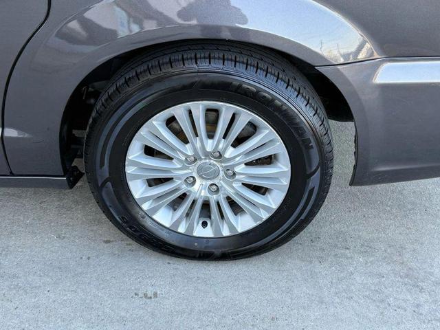 Photo of 2016 Granite Crystal Metallic Clearcoat Chrysler Town & Country