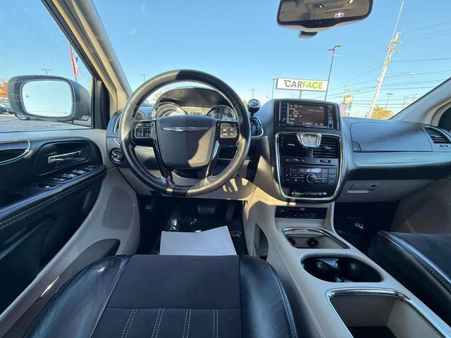 Photo of 2016 Granite Crystal Metallic Clearcoat Chrysler Town & Country