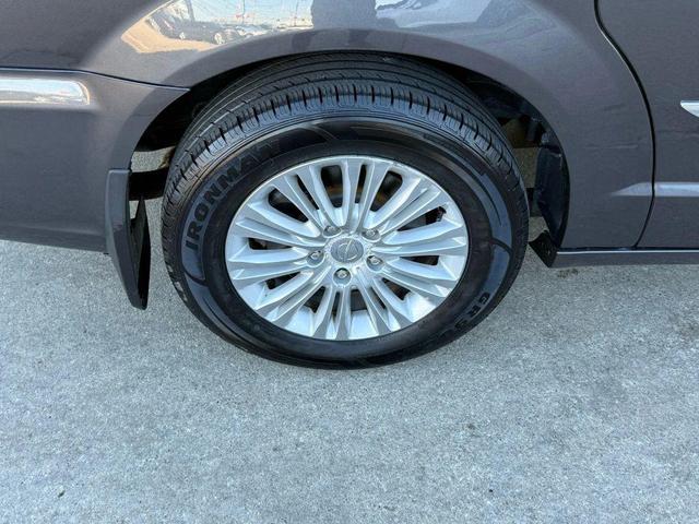 Photo of 2016 Granite Crystal Metallic Clearcoat Chrysler Town & Country
