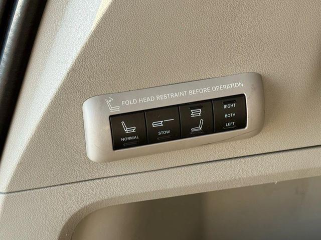 Photo of 2016 Granite Crystal Metallic Clearcoat Chrysler Town & Country