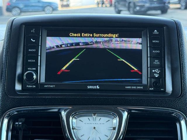 Photo of 2016 Granite Crystal Metallic Clearcoat Chrysler Town & Country