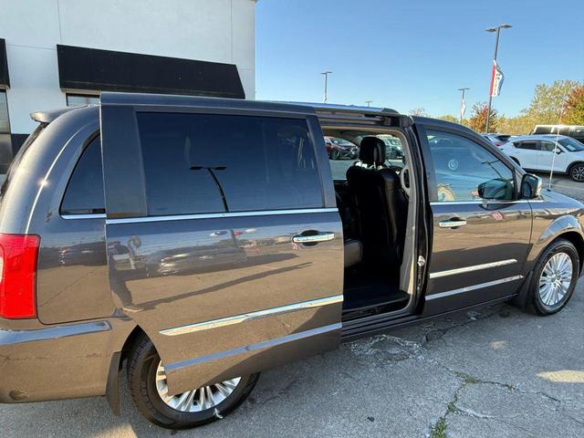Photo of 2016 Granite Crystal Metallic Clearcoat Chrysler Town & Country