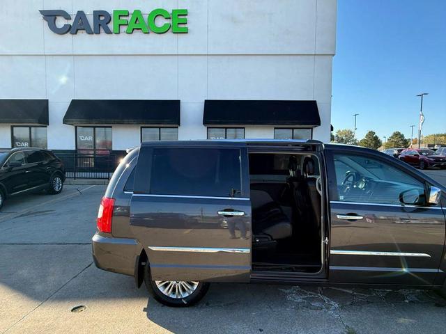 Photo of 2016 Granite Crystal Metallic Clearcoat Chrysler Town & Country