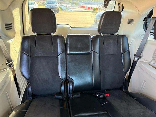 Photo of 2016 Granite Crystal Metallic Clearcoat Chrysler Town & Country