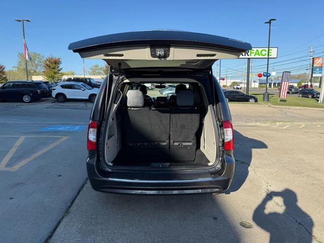 Photo of 2016 Granite Crystal Metallic Clearcoat Chrysler Town & Country