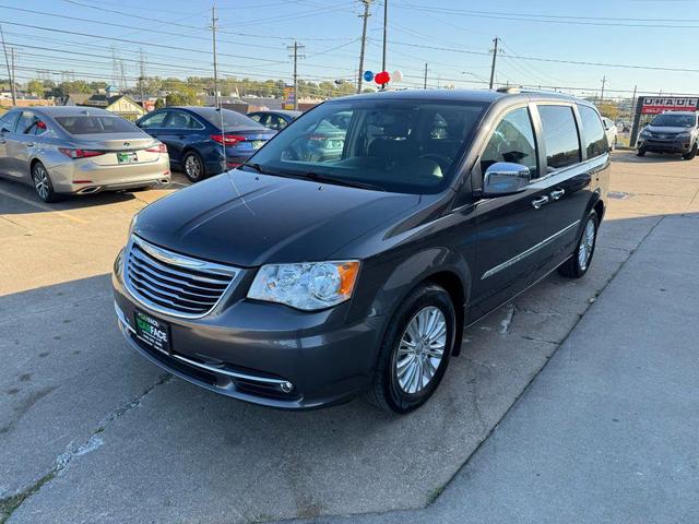 Photo of 2016 Granite Crystal Metallic Clearcoat Chrysler Town & Country