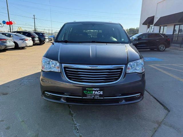 Photo of 2016 Granite Crystal Metallic Clearcoat Chrysler Town & Country