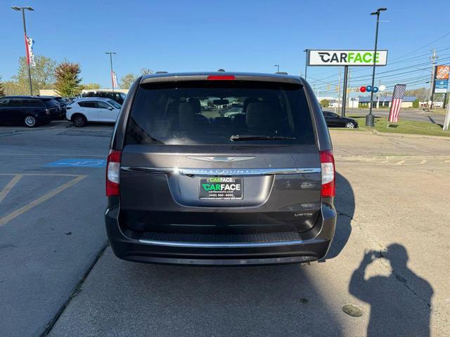 Photo of 2016 Granite Crystal Metallic Clearcoat Chrysler Town & Country