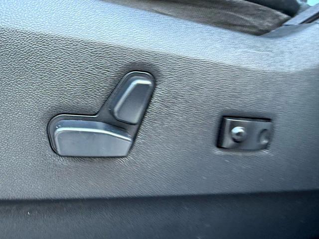Photo of 2016 Granite Crystal Metallic Clearcoat Chrysler Town & Country