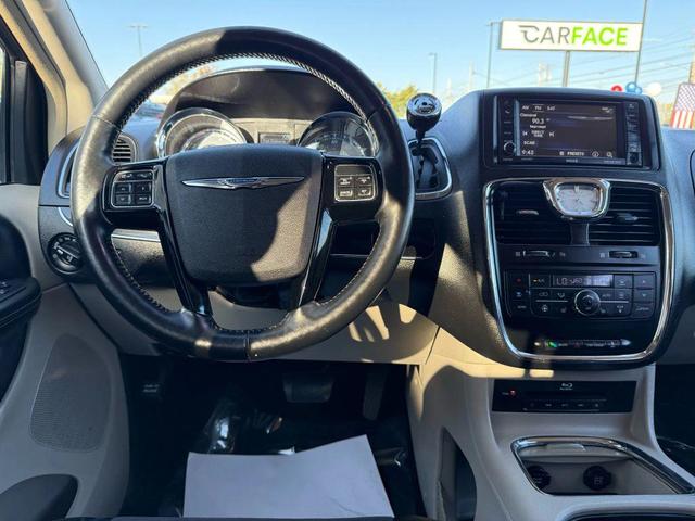Photo of 2016 Granite Crystal Metallic Clearcoat Chrysler Town & Country