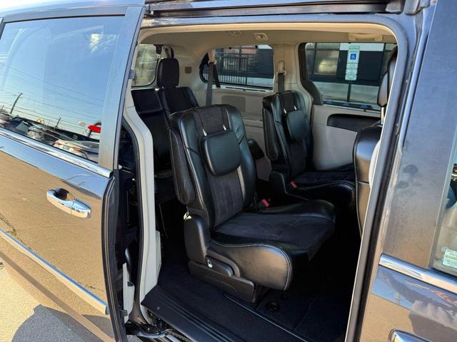 Photo of 2016 Granite Crystal Metallic Clearcoat Chrysler Town & Country