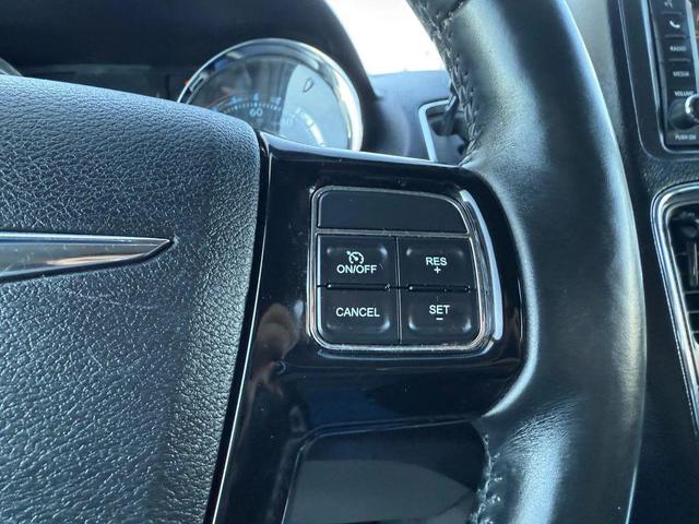 Photo of 2016 Granite Crystal Metallic Clearcoat Chrysler Town & Country
