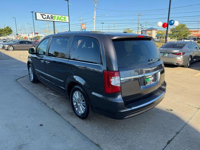 Photo of 2016 Granite Crystal Metallic Clearcoat Chrysler Town & Country