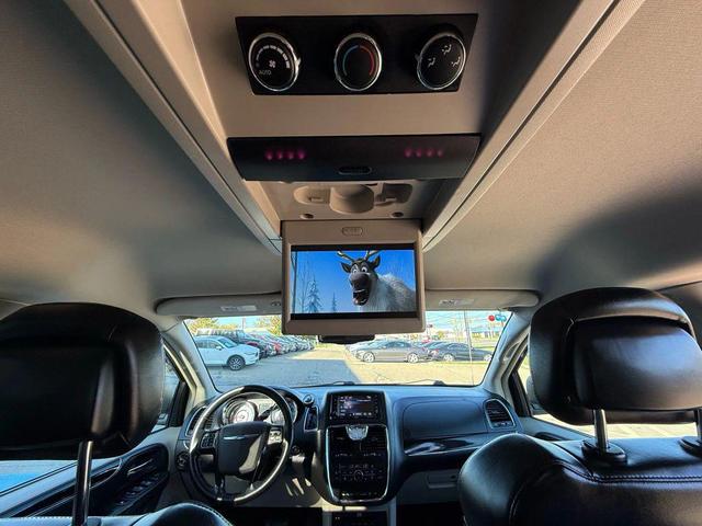 Photo of 2016 Granite Crystal Metallic Clearcoat Chrysler Town & Country