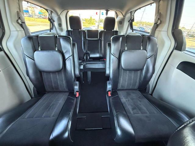 Photo of 2016 Granite Crystal Metallic Clearcoat Chrysler Town & Country