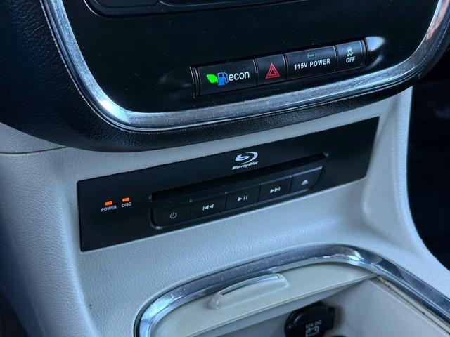 Photo of 2016 Granite Crystal Metallic Clearcoat Chrysler Town & Country