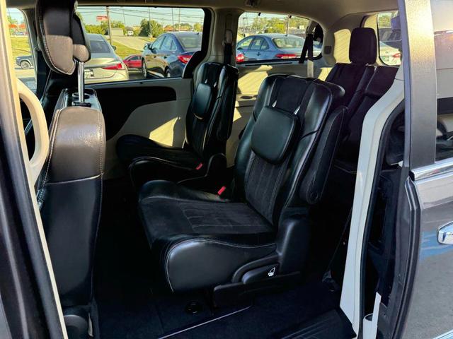 Photo of 2016 Granite Crystal Metallic Clearcoat Chrysler Town & Country