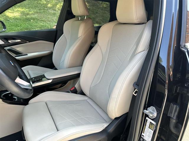 Photo of 2025 Black Sapphire Metallic BMW X1