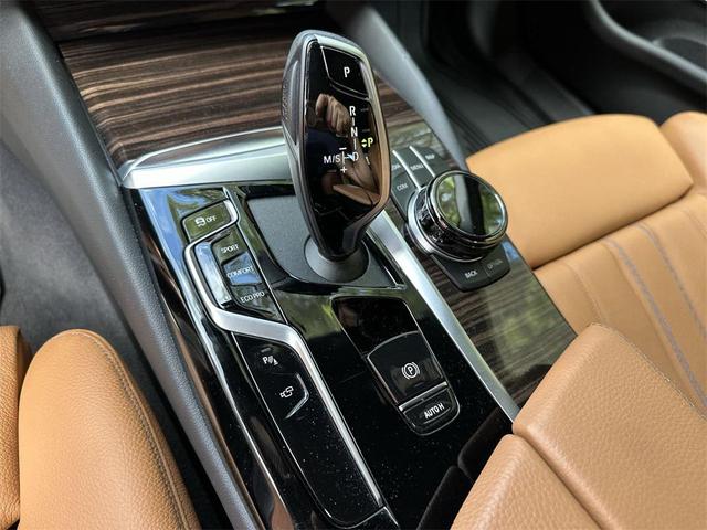 Photo of 2021 Black Sapphire Metallic BMW 540