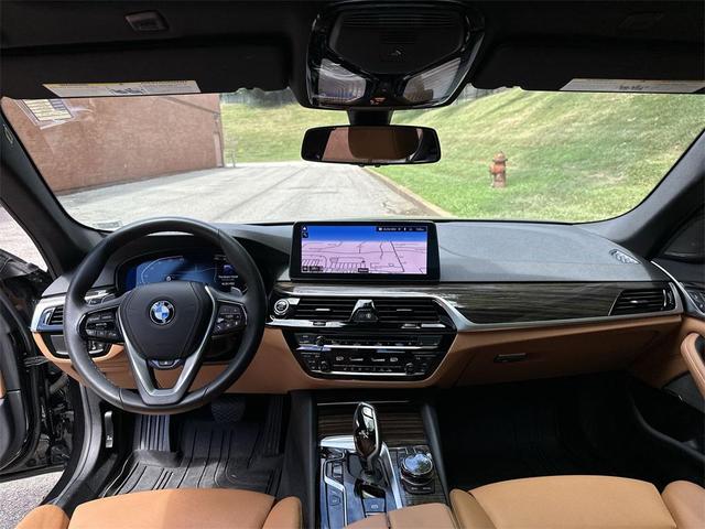 Photo of 2021 Black Sapphire Metallic BMW 540